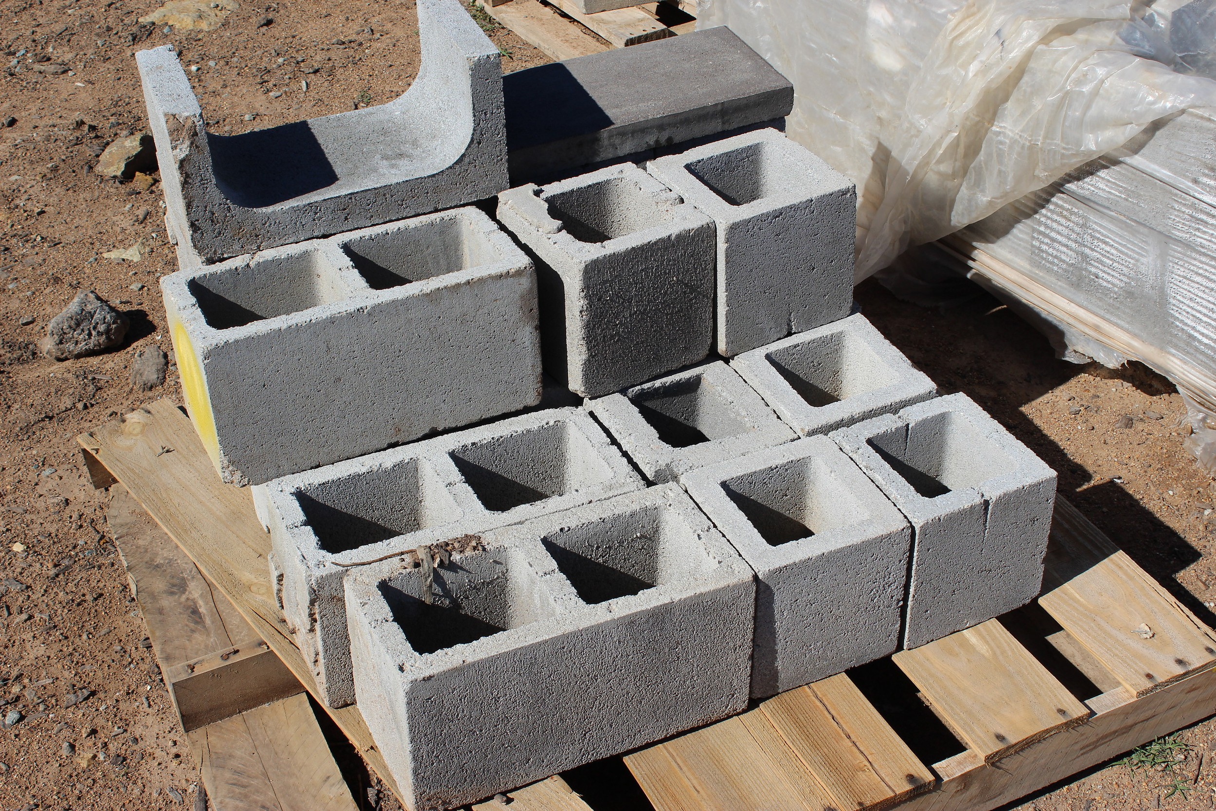 Selection of Concrete Besser Blocks/Bricks Lot 1174992 ALLBIDS