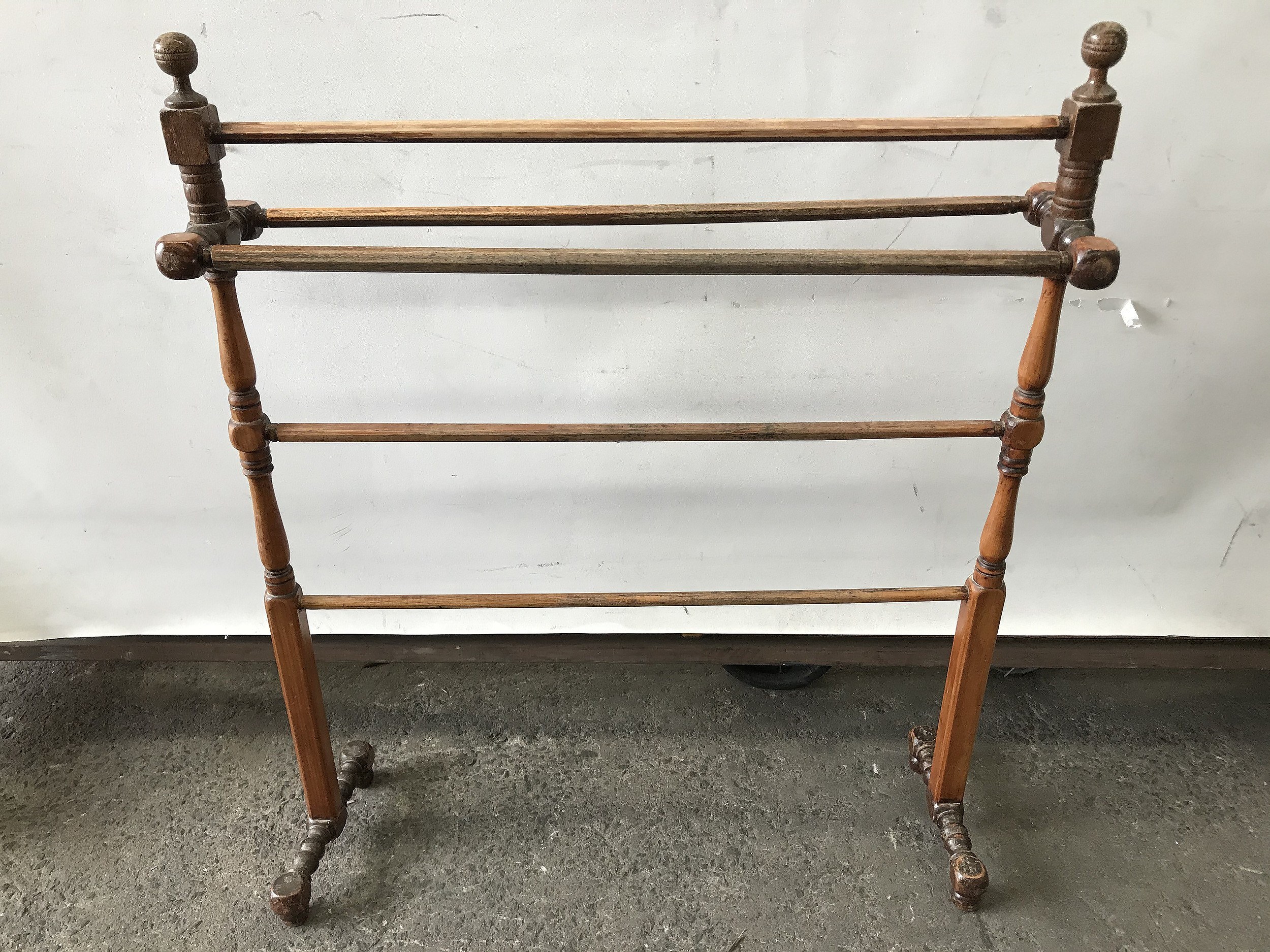 Vintage Towel Rail - Lot 1174567 | ALLBIDS