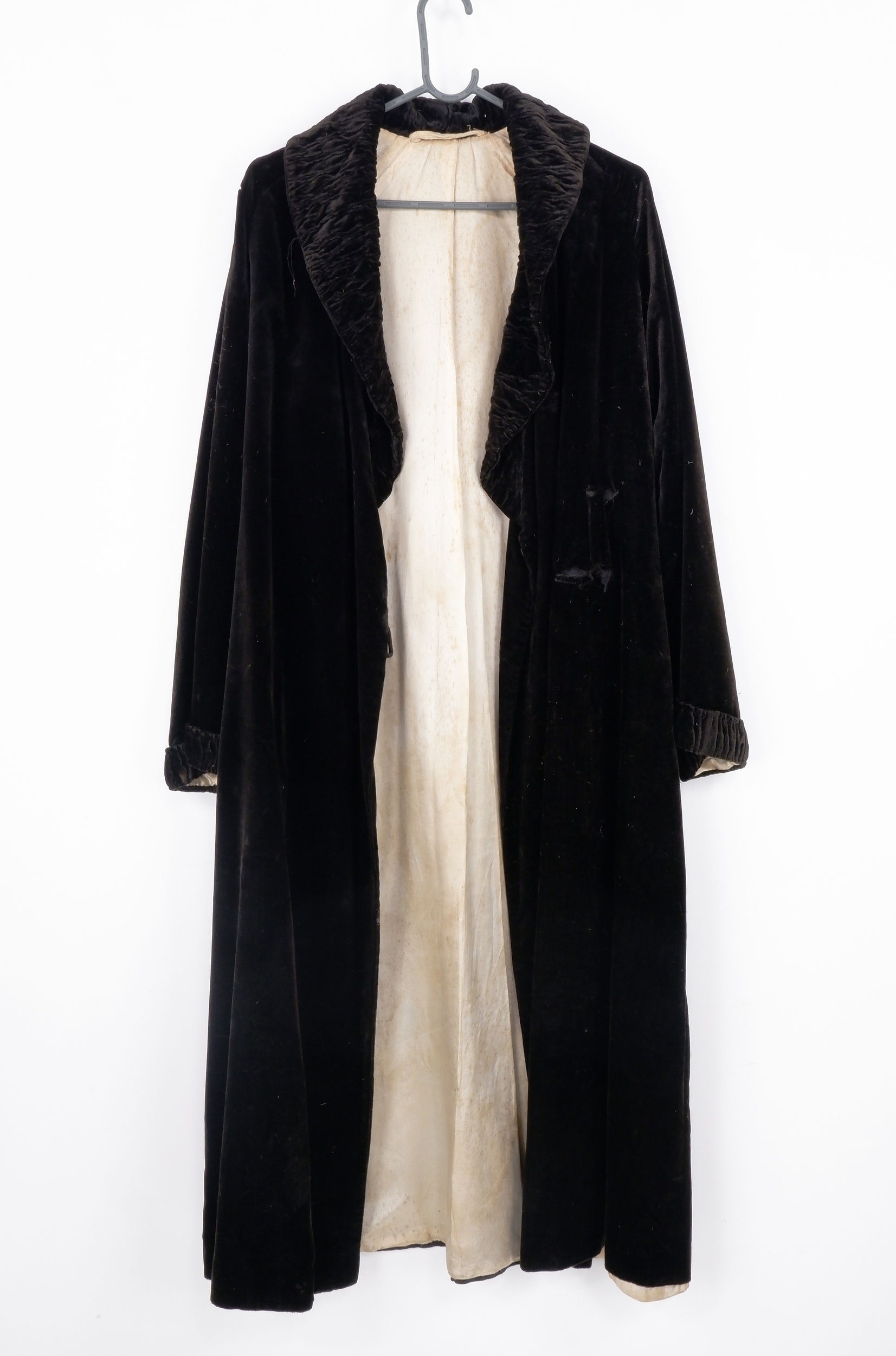 Victorian Full Length Ladies Coat - Lot 1198258 | ALLBIDS