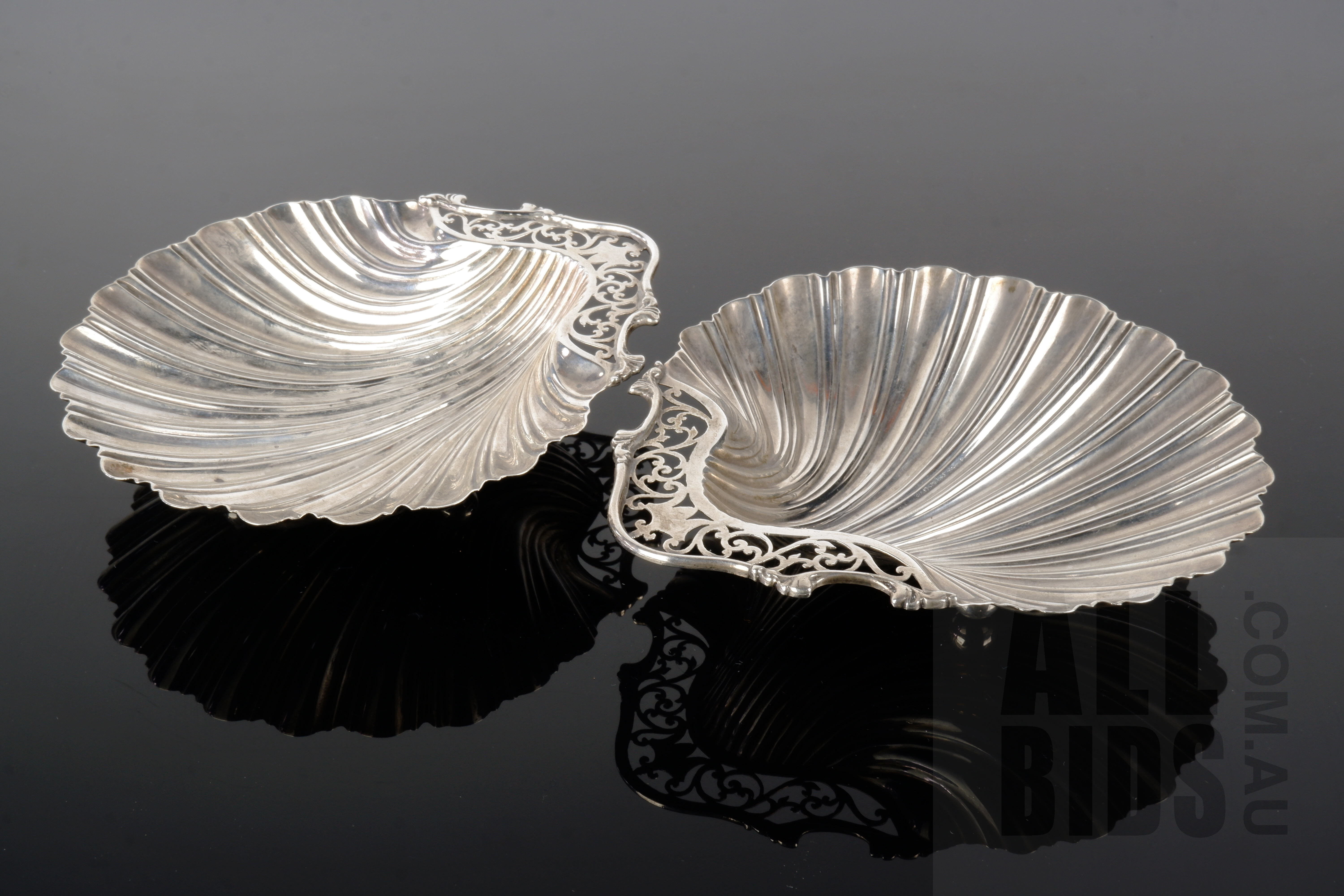 'Pair of Sterling Silver Shell Form Open Dishes, Birmingham 1911, 140g'