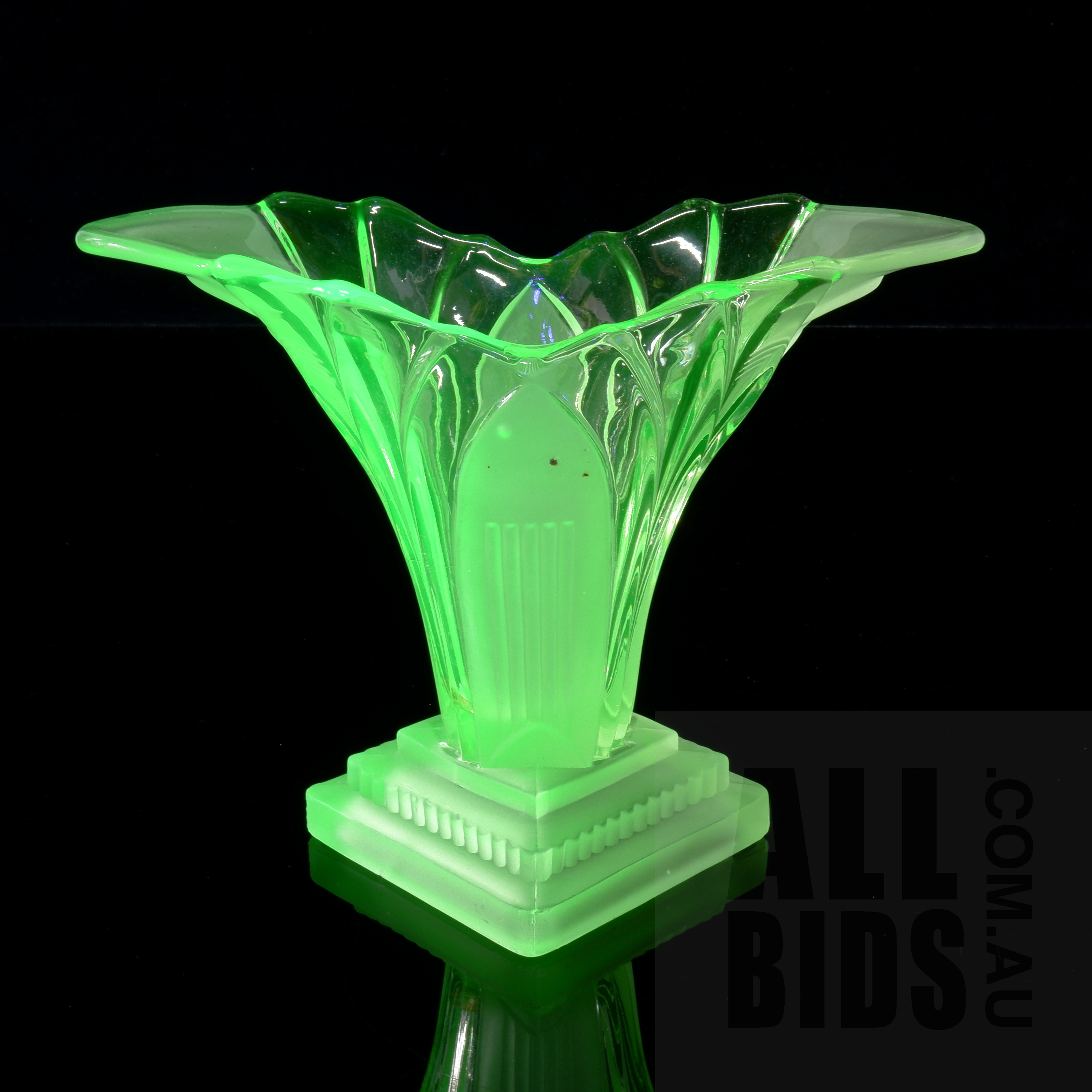 Art Deco Uranium Glass Vase on - Lot 1242437 | ALLBIDS