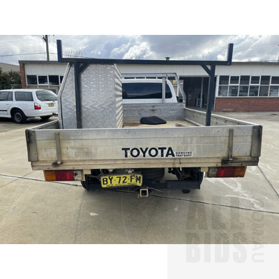 5/2005 Toyota Hilux Workmate TGN16R C/chas White 2.7L